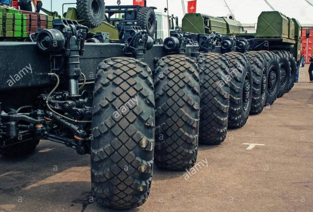 尴尬了!俄新8轴超重型导弹车当众出丑 底盘故障致小坡都爬不上