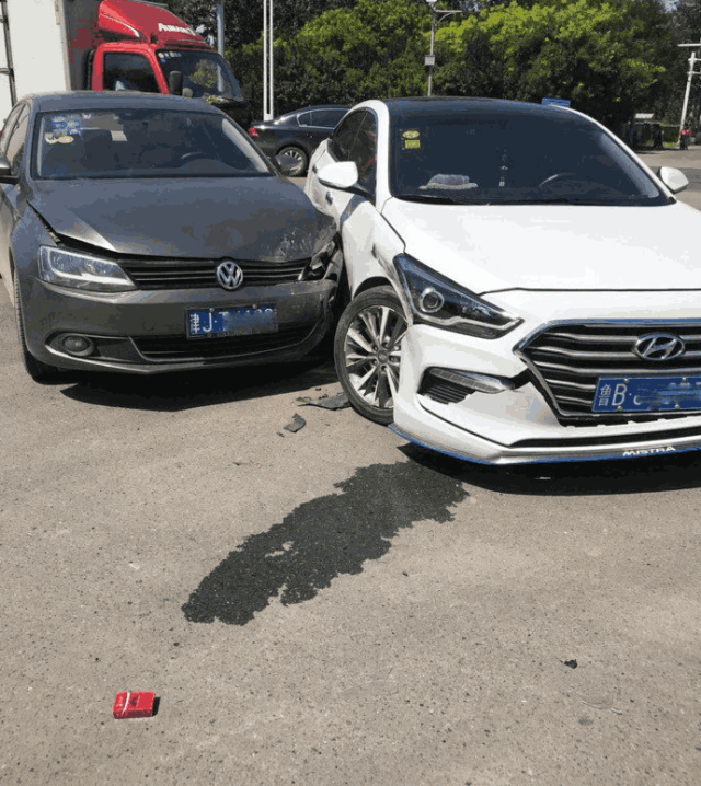 现代名图马路遭大众速腾撞击,挪车后,车主:难以接受这样的事实!
