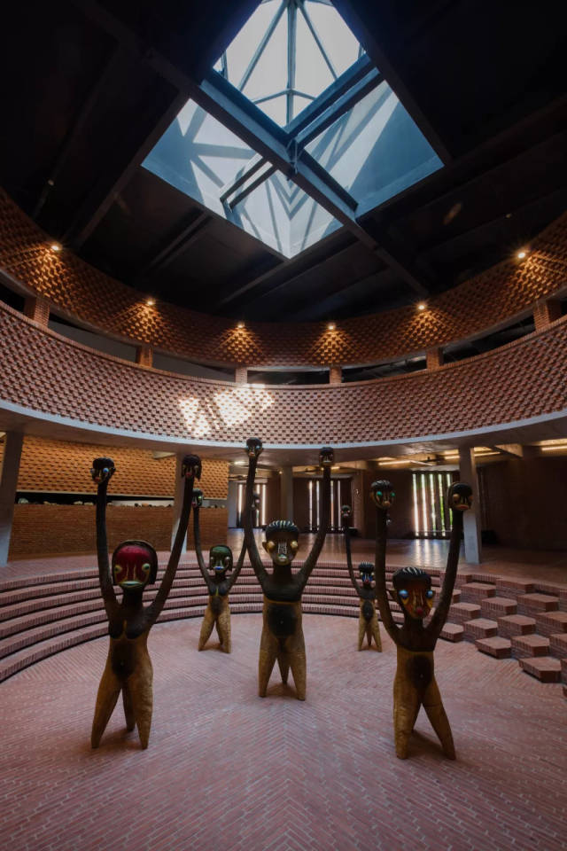 【绝对艺术】加藤泉中国首个展 红砖美术馆再现"精灵崇拜"