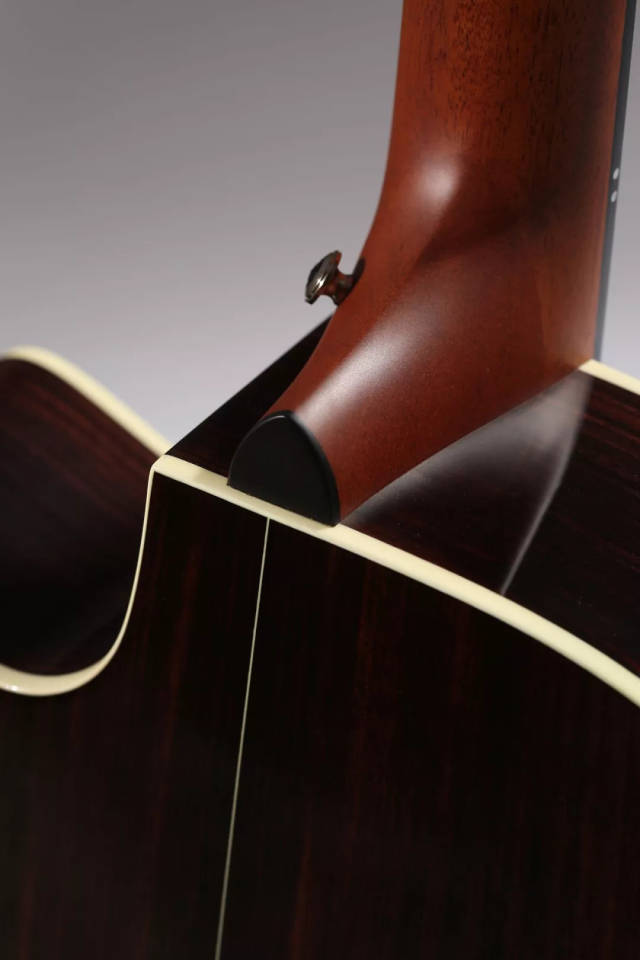 漆面 下弦枕:tusq,有音准补偿 护板:透明防刮护板 配件:hiscox硬质琴