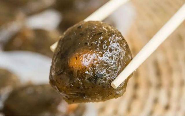 这个是 鸡屎藤粄,是用一种 鸡屎藤的植物做的,名字听起来虽然很奇葩