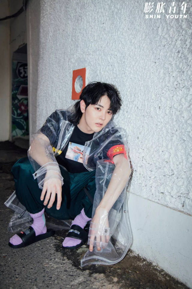 t恤,透明雨衣,袜子,拖鞋:oxy 裤子,腰包:flam shin tips 很多男生到了