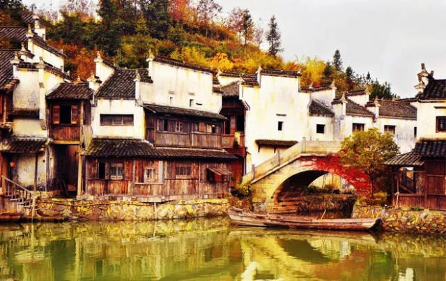独特的布局,凝聚了古代劳动的智慧,徽派建筑非常美,全村古朴宁静