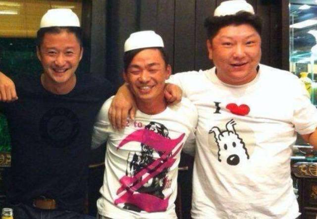 王宝强吴京聚餐, 宝强头上的"帽子"亮了, 网友: 看看吴京老婆