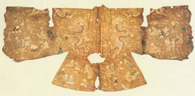 穿着桃红百子刻丝银鼠袄子,葱绿盘金彩绣绵裙,外面穿着青缎灰鼠褂",细