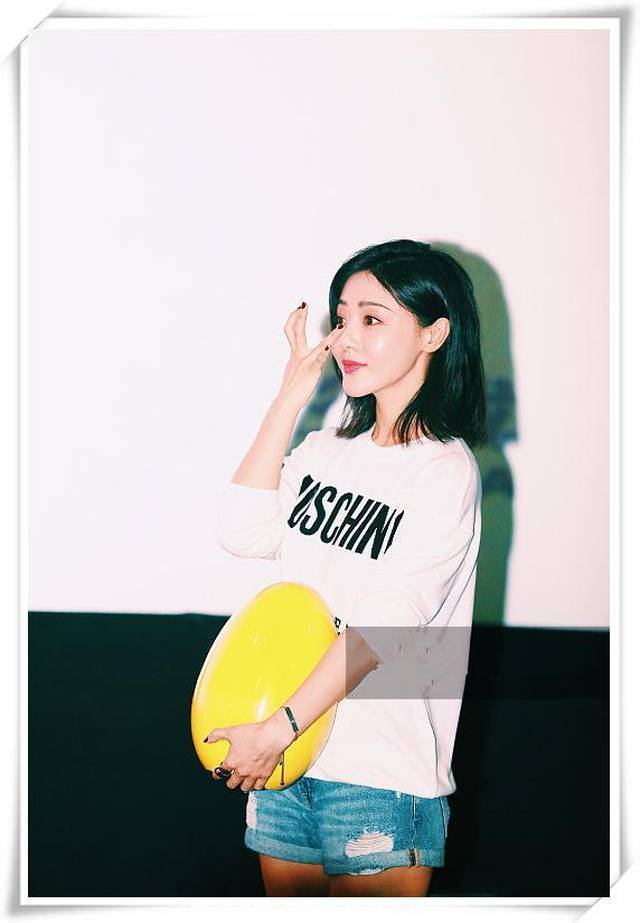 看了娄艺潇穿短裤,再看邓家佳,网友:这就是清新