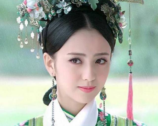 佟丽娅在《宫锁心玉》中饰演年素言,这个造型真的非常的惊艳,好看的不