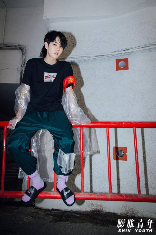 t恤,透明雨衣,袜子,拖鞋:oxy 裤子,腰包:flam shin tips 很多男生到了