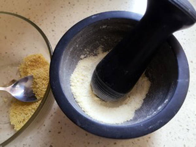 小黄米洗净,晾干,磨成粉.