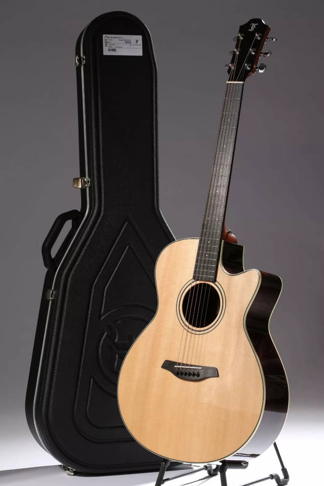 漆面 下弦枕:tusq,有音准补偿 护板:透明防刮护板 配件:hiscox硬质琴