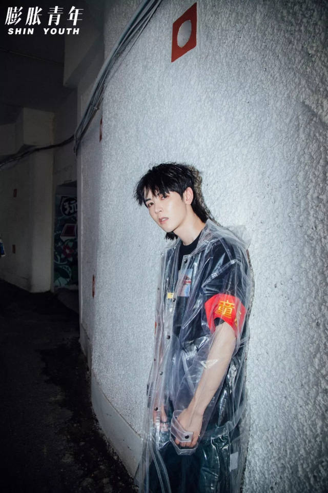 t恤,透明雨衣,袜子,拖鞋:oxy 裤子,腰包:flam shin tips 很多男生到了