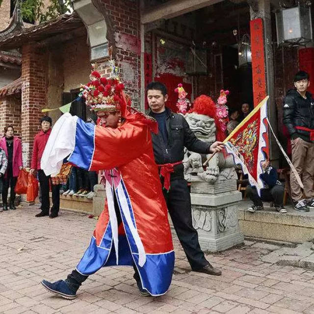 民间迷信中,认为神明会上身于乩童而做出"重要指示",今天仍然福建