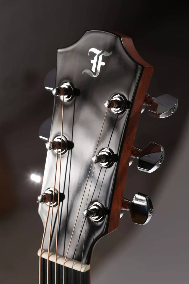 漆面 下弦枕:tusq,有音准补偿 护板:透明防刮护板 配件:hiscox硬质琴