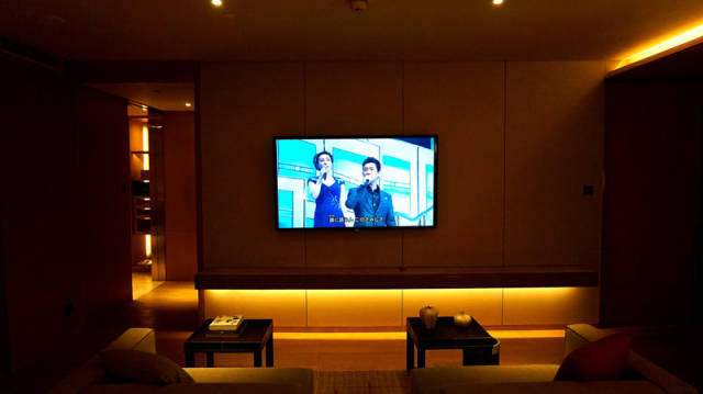 卧室区域最惊艳的是液晶电视,超级大,躺床上看电视挺享受的.