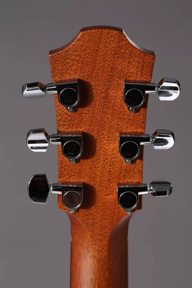 漆面 下弦枕:tusq,有音准补偿 护板:透明防刮护板 配件:hiscox硬质琴