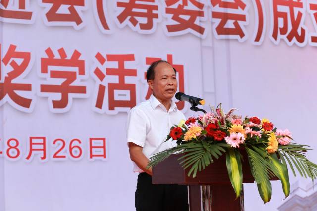 廖屋村村长,奖学助学促进会(筹委会)会长廖海涛先生讲话