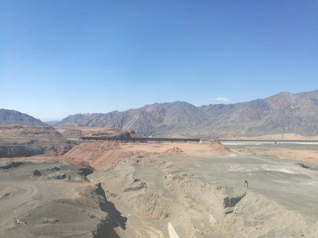 达坂城附近的"百里风区""三十里风口",曾经让人胆寒,大风掀翻过列车.