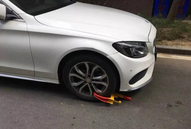 (图片来自阜阳在线网) 小编查询发现 对占用消防通道乱停放的车辆