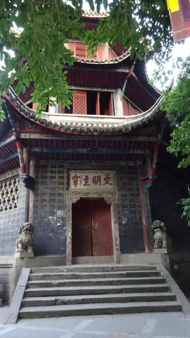 隐于闹市街中的南充奎阁