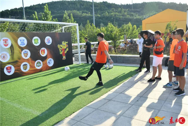 (球迷朋友参与射门游戏)