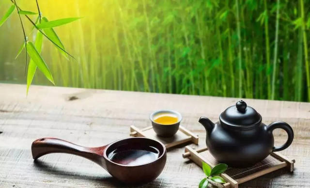 隅室安静,茶雾氤氲清香淡淡,窗外阳光恹恹,灼灼荷花浅浅翠竹,是一个