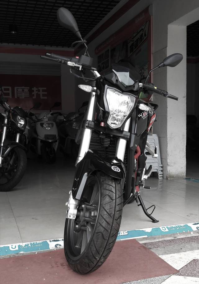 针尖对麦芒:春风250nk对比贝纳利小黄龙250
