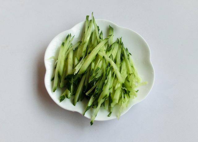 做法: 1.黄瓜切丝.