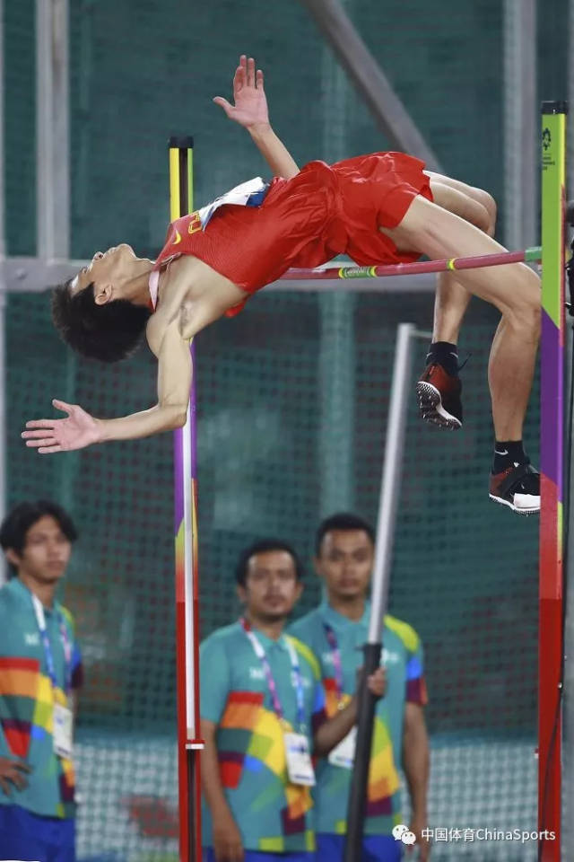 亚运会田径赛场 王宇跳高夺金