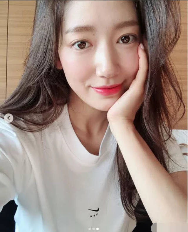 近日,韩国女星朴信惠在个人社交网站上晒出了自拍照,微卷的黑发搭配