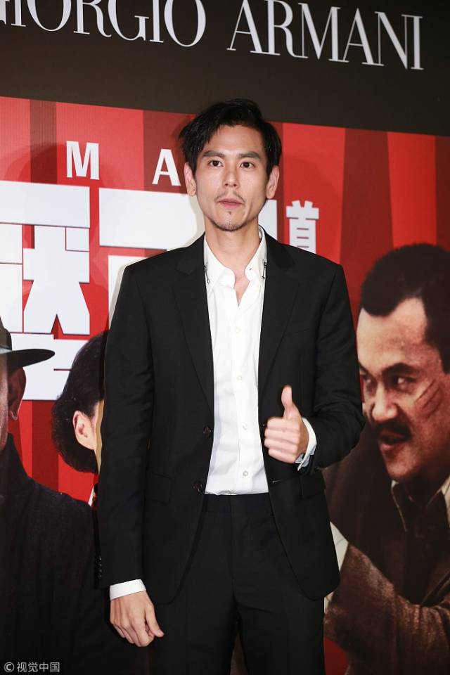 彭于晏还留起了小胡子.