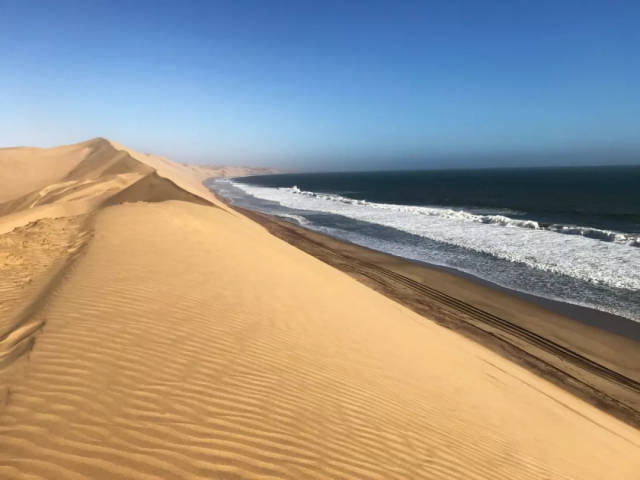 有一片沙漠,葡萄牙海员把纳米比亚这条绵延的海岸线称为骷髅海岸,这