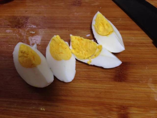鸡蛋煮熟切成四瓣