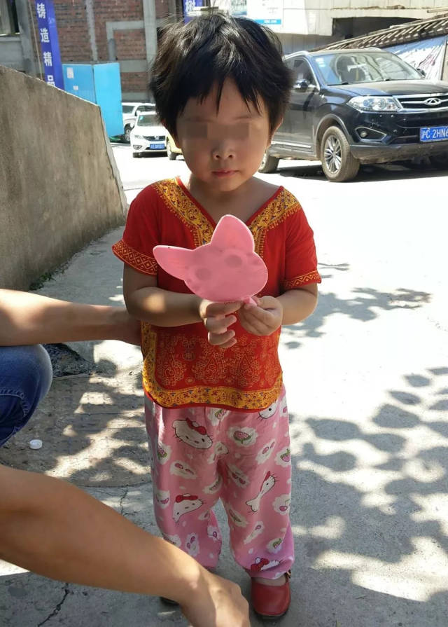 今天中午,江小妹"捡到"一个2岁的娃娃!