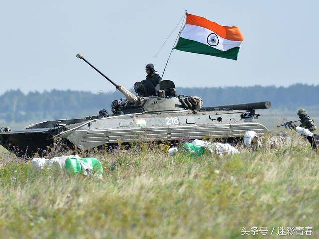 参加演习的印度陆军装甲车正在执行反恐任务.