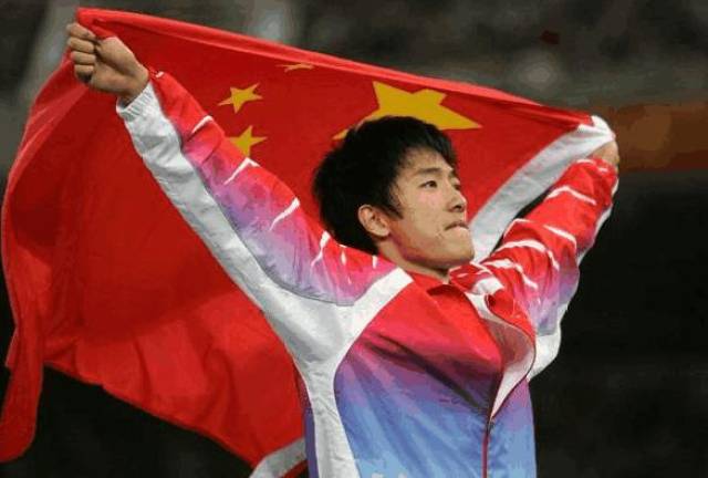相信在14年前看过雅典奥运会110米栏比赛的朋友都会知道,当时刘翔在