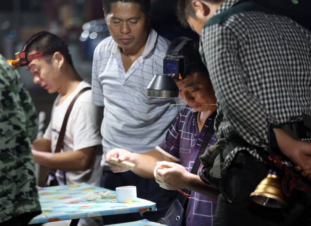 带着抓捕工具,三五成群去玉米地里逮蟋蟀,然后再拿到附近市场上售卖