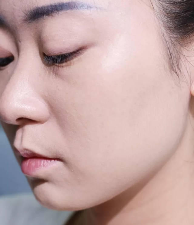 光泽感非常美, 显得皮肤嫩嫩的,是喜欢奶油肌的仙女们的首选~相对的