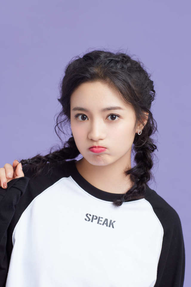 张雅钦最新写真曝光 演绎俏皮休闲范儿