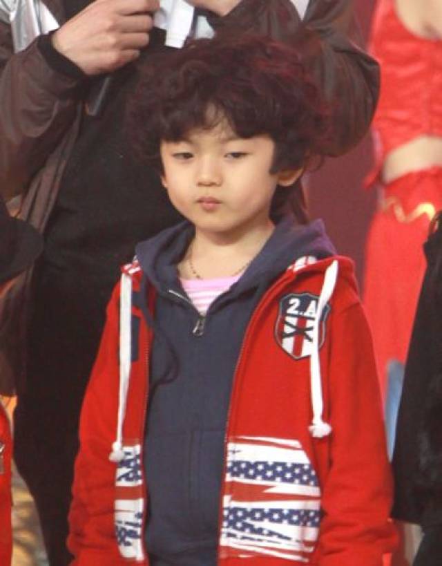 《非常主播》里的表情包小王子长大了!15岁的他变身长腿少年!