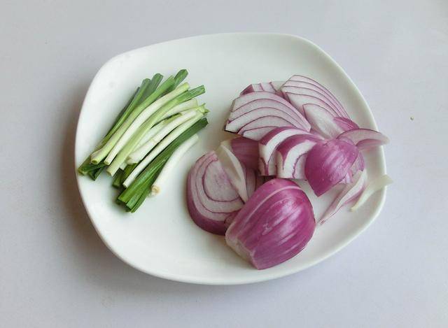 3. 洋葱切丝,香葱切段.