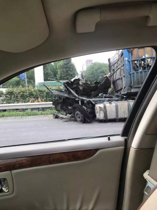 北京东四环两货车相撞,造成2人死亡,现场惨不忍睹!