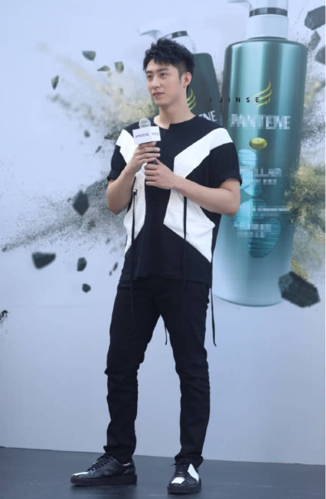 黄景瑜真是尴尬!1米87居然穿成了"1米6"既视感,只因搭错裤子