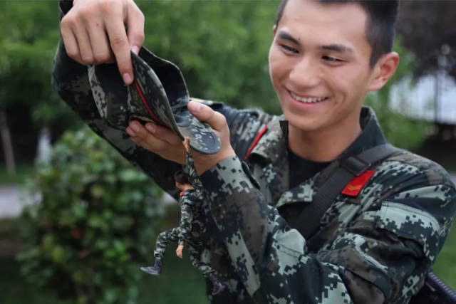 创意满分!万州武警官兵这组退伍照火了!