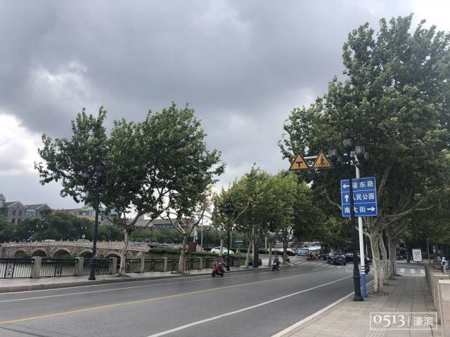 南濠河的两端 西边是文化宫桥,东濠河处有人民公园桥 这座桥要比文化