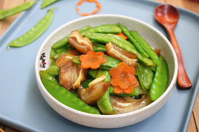 食尚小贴士:先将荷兰豆炒一遍,熟透才加入猪耳朵翻炒均匀,荷兰豆没有