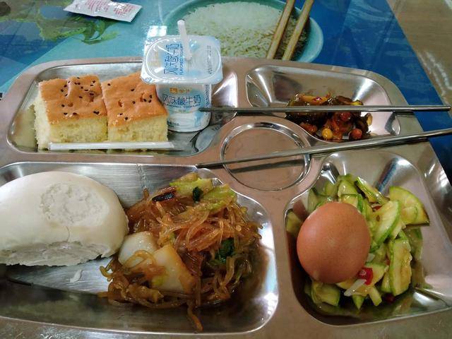 部队早餐能吃上蛋糕了,但是要光盘!军人服务社品种齐全不为营利