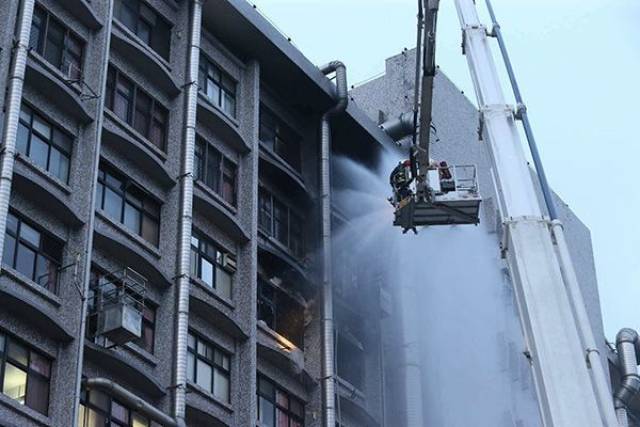 宝马车抢道被剐蹭,司机下车操起刀砍人反被杀