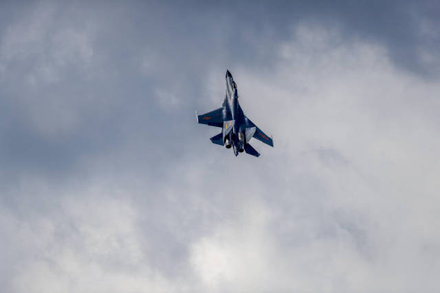 歼11bs展示高难度普加乔夫"眼镜蛇"机动.摄影:歼11bs