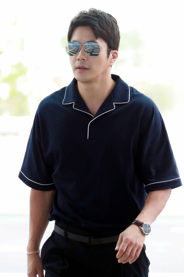 权相佑赴港参加品牌发布会 一路微笑帅气十足