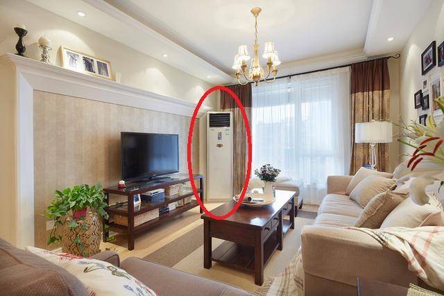 建议摆放在电视背景墙靠阳台一侧,条件允许的话还可以做个立式空调柜